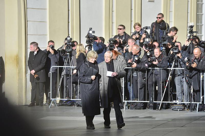 Ve svatovítské katedrále se koná zádušní mše za Karla Gotta, kam mohou jen pozvaní hosté. Jiří Suchý a Jitka Molavcová