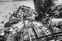 Výhled – Podobný výhled na Malostranské náměstí mohli mít agenti StB z vedlejší věže kostela sv. Mikuláše. Fotka byla pořízena v roce 1963 během restaurování kostela.