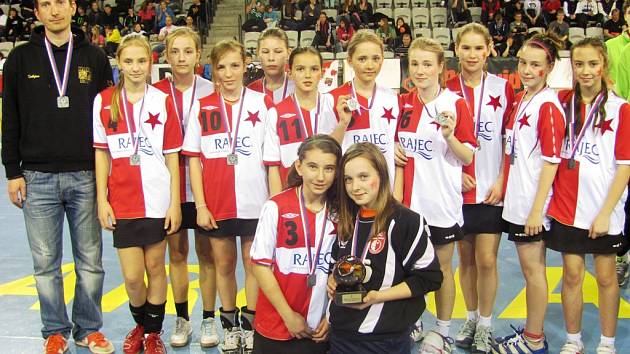 Mladší žákyně Slavie vybojovaly na Prague Handball Cupu stříbrné medaile.