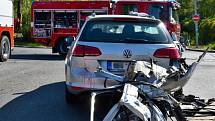 Při střetu osobního vozu s hasičskou cisternou v Praze byli zraněni dva lidé.