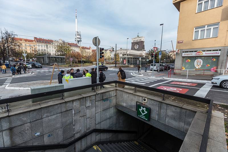 Do zkušebního provozu byla na náměstí Jiřího z Poděbrad v Praze uvedena světelná křižovatka s novými přechody pro chodce.