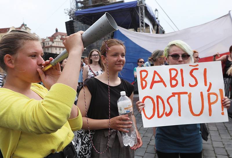 Pokličkový protest - poslední zvonění Babišovi na Staroměstském náměstí.