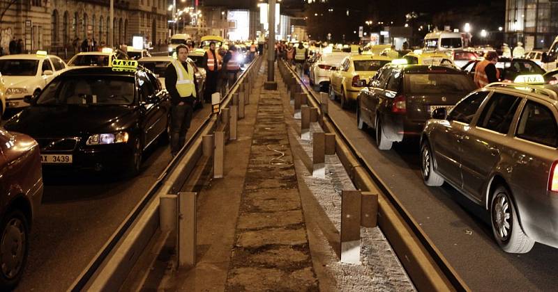 Protestující taxikáři v Praze v pondělí 8. února 2015 po páté hodině ranní zablokovali magistrálu.