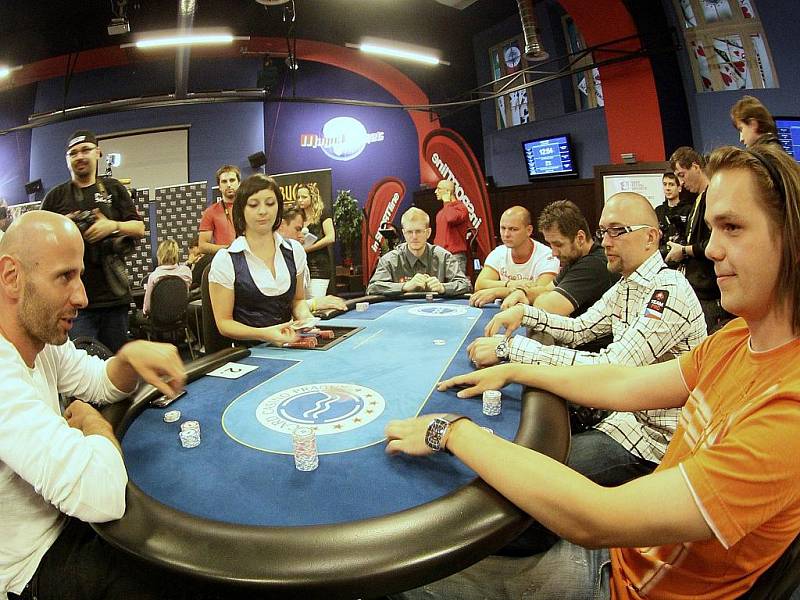 Charitativní pokerový turnaj za účasti českých hokejistů ze zámořské NHL se uskutečnil v pražském kasinu Card Casino Prague.