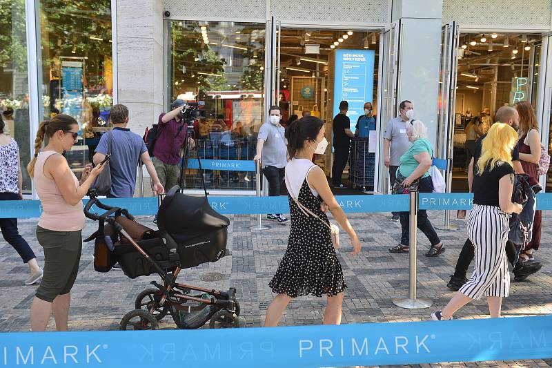 Nekonečné fronty zákazníků. V Praze otevřel obchod řetězec Primark