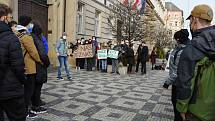 Demonstrace proti zrušení kralupské střední odborné školy a učiliště před budovou Krajského úřadu Středočeského kraje na pražském Smíchově.