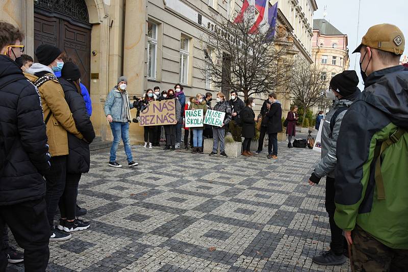 Demonstrace proti zrušení kralupské střední odborné školy a učiliště před budovou Krajského úřadu Středočeského kraje na pražském Smíchově.