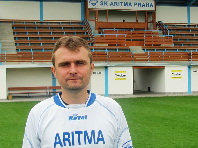 Tomáš Kubr trenér fotbalistů Aritmy Praha na útulném vokovickém stadionu.