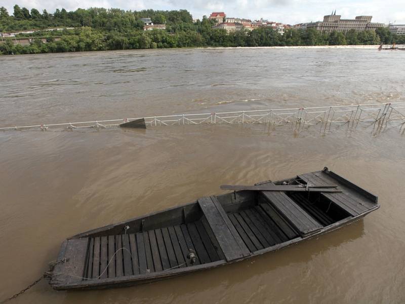 Povodně v Praze v úterý 4. června. Nábřeží Ludvíka Svobody.