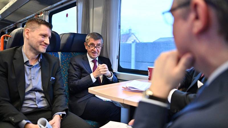 Premiér Andrej Babiš (ANO) a ministr Karel Havlíček (za ANO) cestovali v úterý po Středočeském kraji vlakem. České dráhy kvůli nim nasadily modernější vlak.