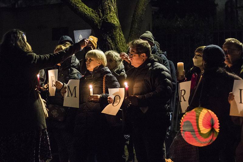 Podporovatelé ruské nevládní organizace Memorial se sešli 13. prosince 2021 před ruskou ambasádou v Praze.