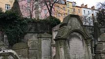 Židovský hřbitov na Žižkově najdete mezi paneláky a parkem