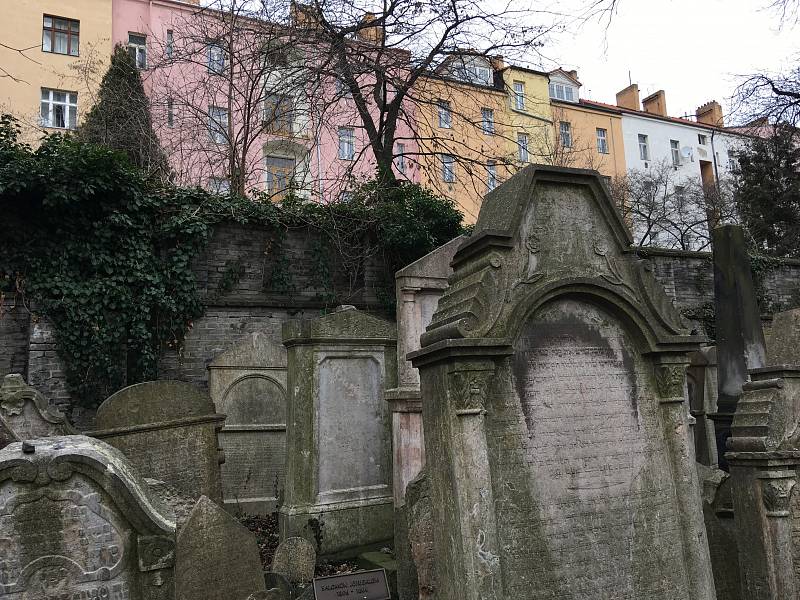 Židovský hřbitov na Žižkově najdete mezi paneláky a parkem