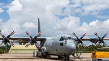 Srílanská strana poskytla pro přepravu slonů svůj armádní Hercules C-130. Na snímku je ještě během příprav na základně Katunayake.