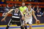 Basketbalové utkání Kooperativa NBL mezi celky USK Praha a ČEZ Basketball Nymburk 2.února v Praze. Ondřej Sehnal vs. Vojtěch Hruban.