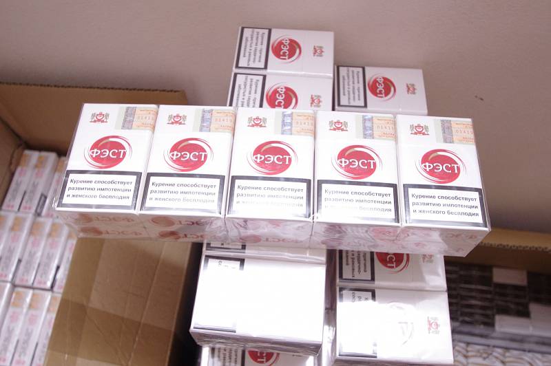 Úlovek byl bohatý: celníci z odboru pátrání zajistili téměř 20 tisíc krabiček nezdaněných cigaret, 10 kilogramů řezaného tabáku a k tomu ještě 200 litrů alkoholu.