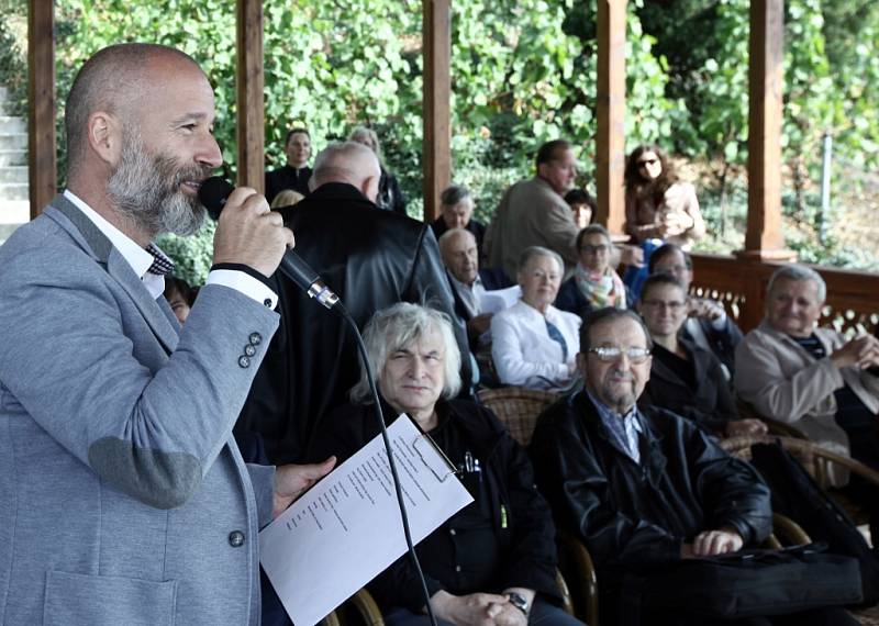 Setkání k Vinobraní na Grébovce za účasti starostky Prahy 2 Jany Černochové. Pro návštěvníky je připraveno přes 20 tisíc litrů vína a burčáku.