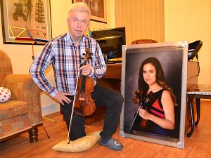 Jaroslav Svěcený ve svém ateliéru s obrazem své dcery Julie, která je už nyní skvělou houslistkou.