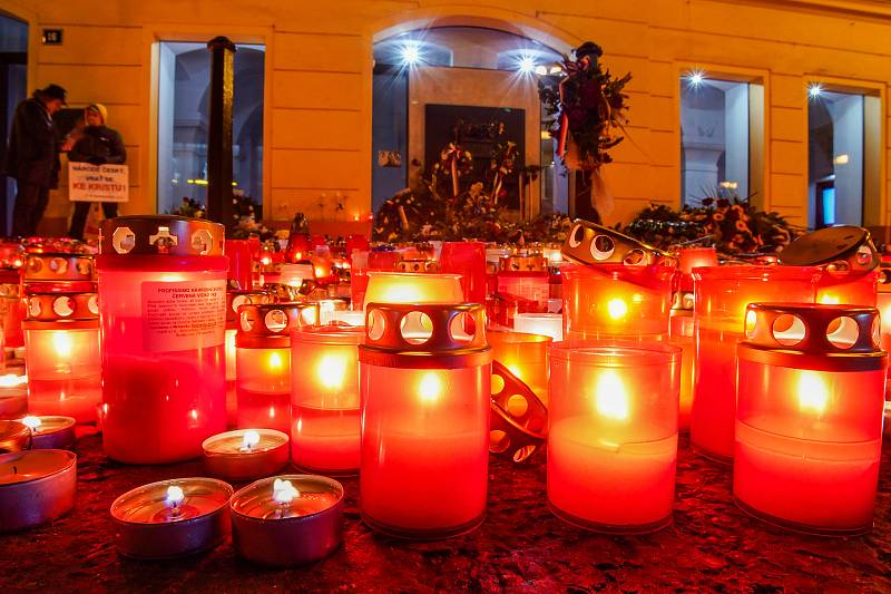 Na Národní třídu i krátce před půlnocí chodili lidé zapálit svíčku k památníku 17.listopadu.