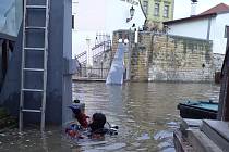 Příprava na zavření vrat Čertovky v Praze v souvislosti se zvýšenou hladinou řek