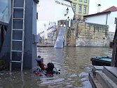 Příprava na zavření vrat Čertovky v Praze v souvislosti se zvýšenou hladinou řek
