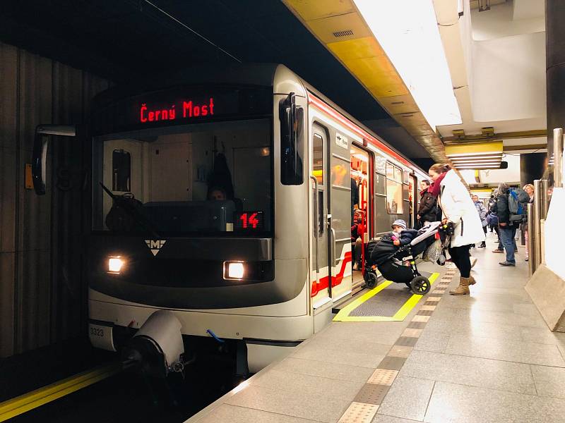 V pražském metru na lince B přibyly nájezdové rampy pro vozíčkáře či matky s kočárky.