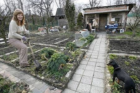 Mnoho lidí si ještě pamatuje doby, kdy většina národa každý pátek prchala z práce, aby byla včas na chatě, na zahrádce, ať to byla chalupa na Šumavě nebo zahradní domek v Hrdlořezech./Ilustrační foto 