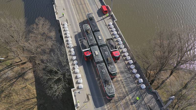 Zatěžovací zkoušky Libeňského mostu 14. března 2020.