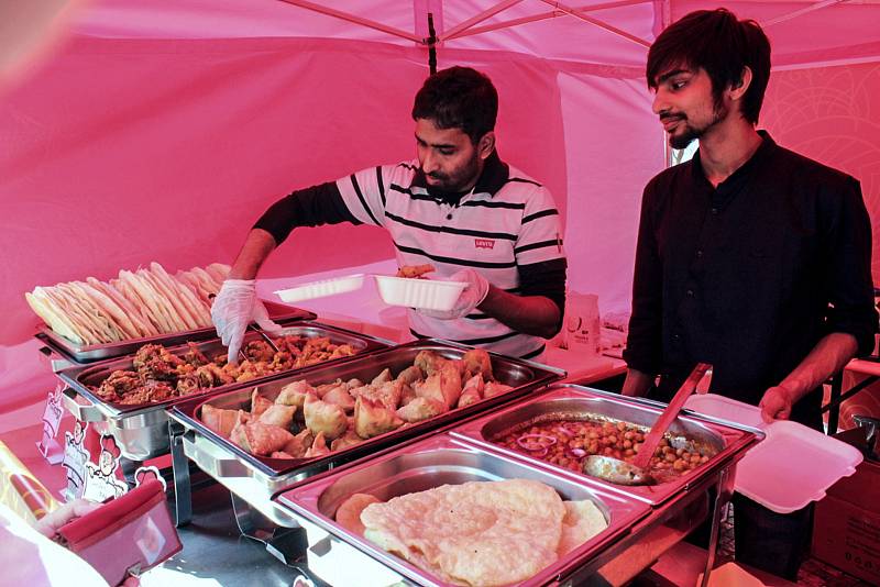 Festival Zažij Indii u stanice metra Anděl.