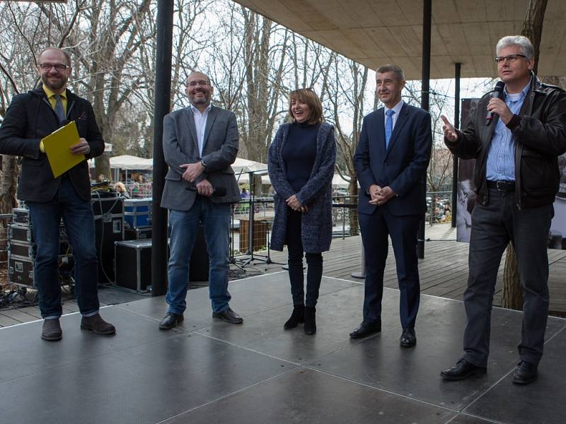 Ředitel Miroslav Bobek při zahájení 86. sezony Zoo Praha s primátorkou hl. města Prahy Adrianou Krnáčovou, 1. místopředsedou vlády a ministrem financí Andrejem Babišem a ministrem zdravotnictví Miloslavem Ludvíkem. 