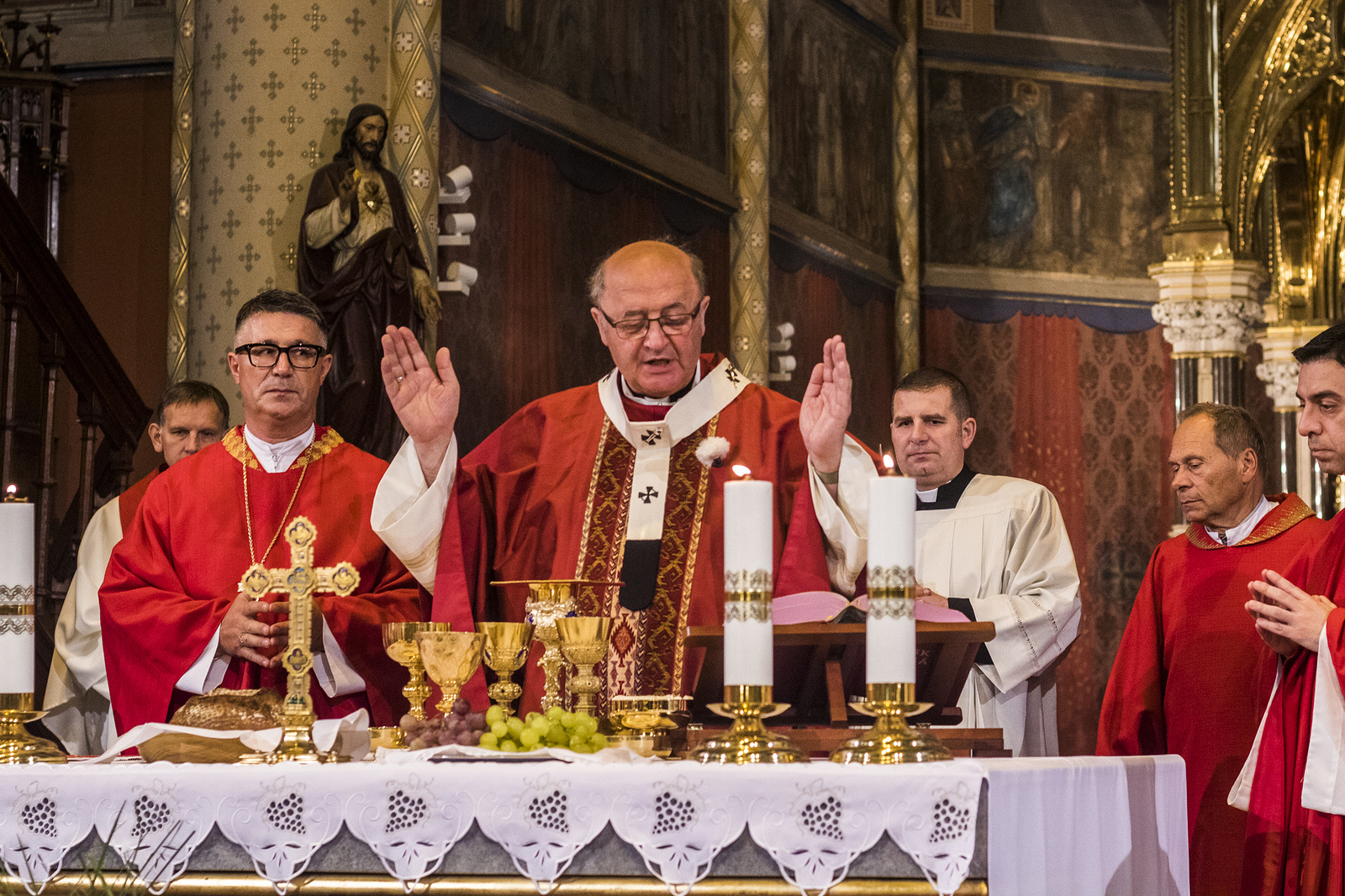 Podívejte se: Bazilika sv. Ludmily oslavovala, mši sloužil arcibiskup -  Pražský deník