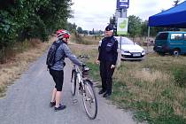 Policejní cyklotým vysvětluje, jak bezpečně jezdit na kole.