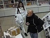 Muž se ženou jsou podezřelí z krádeže parfémů