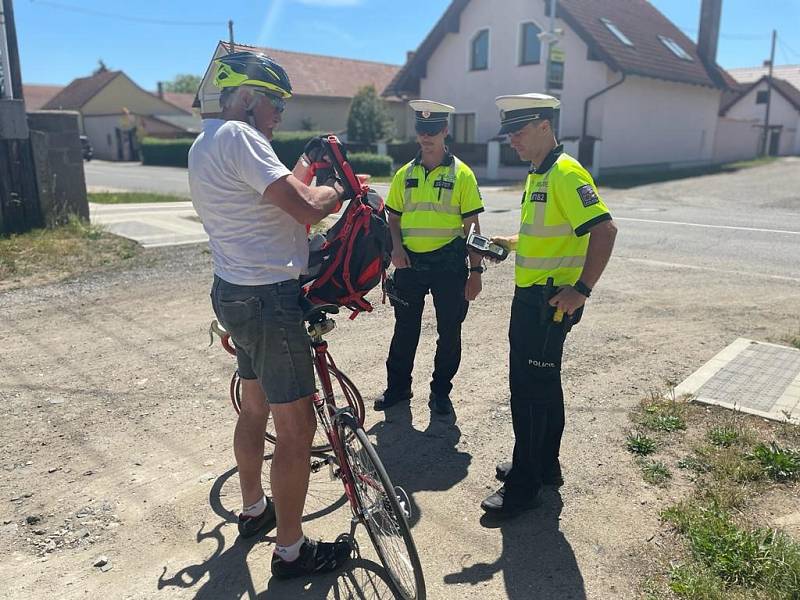 Na to, jak jezdí po silnicích cyklisté, a zejména řidiči motorových vozidel kolem cyklistů, se zaměřili středočeští policisté během týden trvající dopravně bezpečnostní akce.