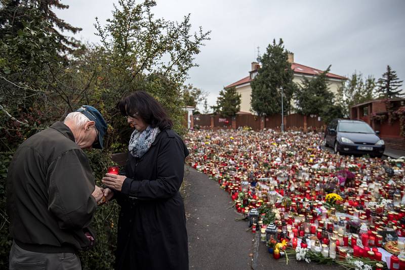 Lidé uctívali památku zpěváka Karla Gotta ještě 8. října 2019 před jeho vilou na Bertramce.