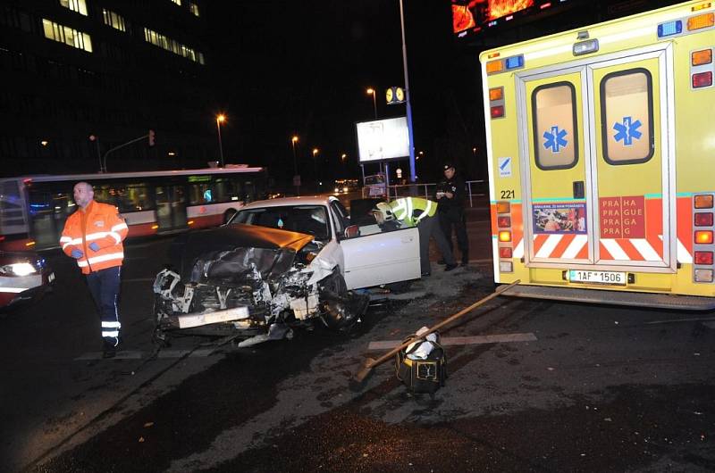 Dopravní nehoda na křižovatce ulic Vysočanská a Prosecká v Praze.