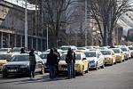 Nespokojení taxikáři opět protestovali proti službám typu Uber 1. března na pražském Strahově.