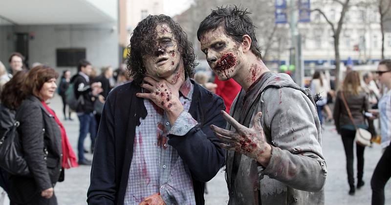 Zombie na pražském Smíchově! Nevěříte v zombie bytosti? Vizážistky dokázaly přítomné během několika minut nalíčit k nepoznání a zombie proměna byla dokonalá.