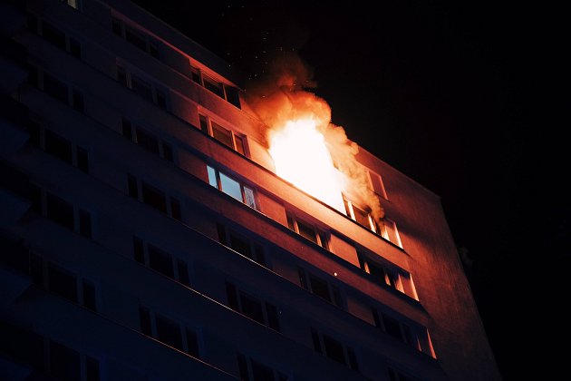 V Praze hořel byt ve dvanáctém patře. Z domu byly evakuovány desítky lidí