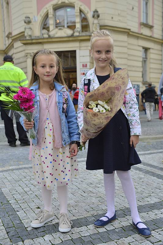 Prvňáci ze ZŠ Strossmayerovo náměstí v Praze 7 se 1. 9. 2020 sešli u kostela sv. Antonína Paduánského.
