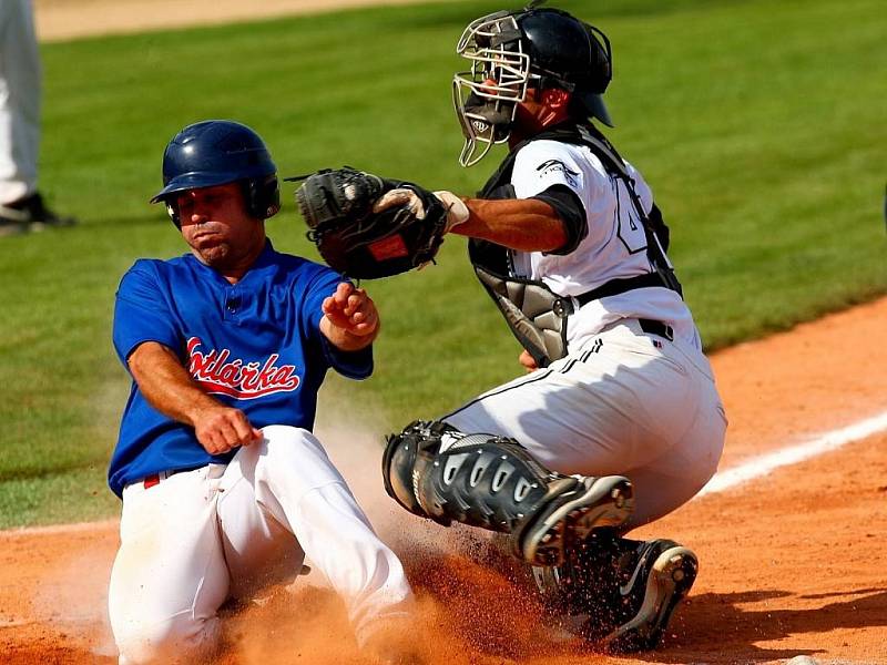 BASEBALLISTÉ Kotlářky Praha vyhráli druhé finále extraligy nad obhájci titulu Draky Brno a vyrovnali stav na zápasy na 1:1.