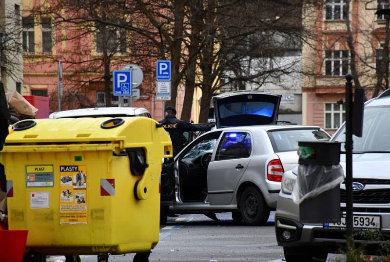 Policisté pronásledovali muže v kradeném autě.