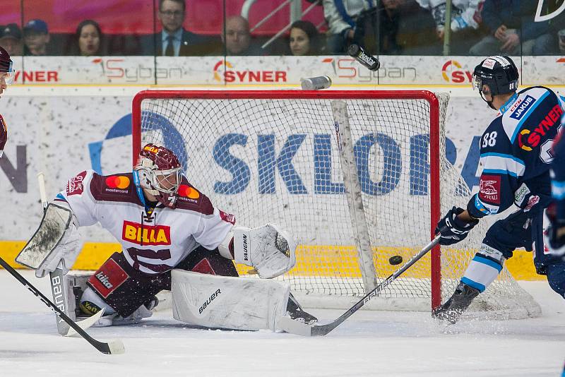 Druhý zápas předkola Generali play off Tipsport extraligy ledního hokeje se odehrál 7. března v liberecké Home Credit areně. Utkaly se celky Bílí Tygři Liberec a HC Sparta Praha. Na snímku je druhá branka Liberce, zleva brankář Sami Tapani Aittokallio a s