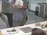 Po 17. hodině přišel na pobočku banky muž maskovaný brýlemi a šálou, na pokladního vytáhl krátkou střelnou zbraň a požadoval vydání finanční hotovosti.