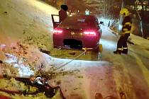 Zřejmě kvůli sněhu a náledí museli hasiči zasahovat ve Strahovské ulici na Hradčanech, kde ve svahu uvízlo osobní auto.