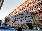 Happening za připomenutí obětí komunistického režimu se konal 25. února před sídlem KSČM v Praze.