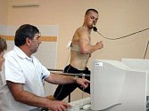 POD KONTROLOU PŘÍSTROJŮ. Lékař ve Vojenské nemocnici ve Střešovicích kontroluje fotbalistu Viktorie Žižkov Pavla Bestu při zátěžovém testu.