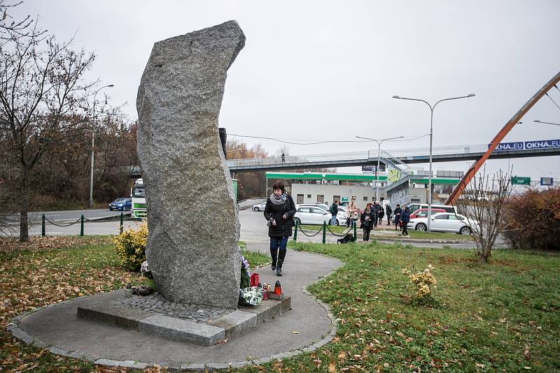 Z pietního aktu u Památníku obětí dopravních nehod v neděli 21. listopadu 2021.