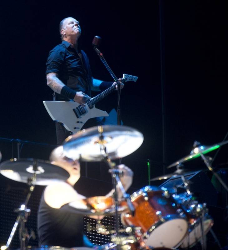 James Hetfield (vzadu) a Lars Ulrich z americké metalové skupiny Metallica, která v průtrži mračen vystoupila v úterý 8. července 2014 v Praze na festivalu Aerodrome.