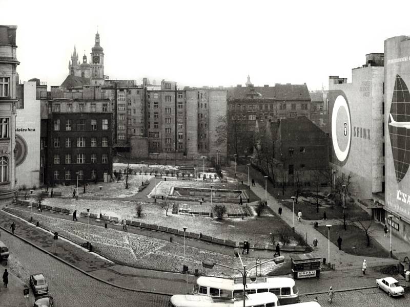 Archivní snímek náměstí Republiky v Praze před zahájením výstavby obchodního domu Kotva.